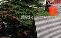 Segala benda di lokasi diperiksa termasuk tong air.
