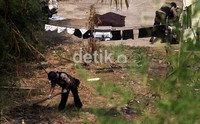 Tampak barang bukti bahan peladak yang di tutupi kain hitam.