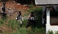 Tim Gegana memeriksa seluruh lokasi untuk memastikan tidak terdapat bom lain di lokasi.