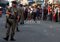 Polisi meminta warga menjauh dari TKP.
