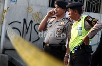 Tampak 2 Polisi sedang berjaga di TKP.