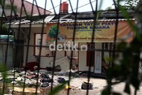 Hanya tersisa bangunan yang tampak hancur di lokasi terjadinya ledakan, seluruh barang bukti yang ditemukan di lokasi sudah dibawa petugas.