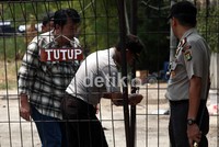 Polisi mengunci pintu pagar lokasi TKP.