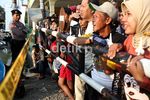 Warga Tonton Proses Olah TKP Ledakan Depok