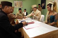 Hafiz Fatur yang juga merupakan seorang pengusaha muda menikahi Ayang model seksi Minggu (9/9/2012) di gedung Puspa Pesona Taman Anggrek Indah Pertiwi, Kawasan Taman Mini.