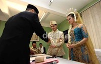 Bintang film 13 Cara Memanggil Setan itu akhirnya menemukan tambatan hatinya dan menikah. Mereka pun resmi menjadi suami istri dan menerima buku nikah.