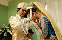 Usai menjalani akad nikah, Ayang mencium tangan sang suami.