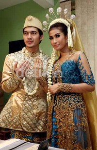 Mereka akhirnya sah menjadi sepasang suami istri dengan menunjukan cincin kawinnya.