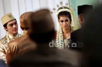 Ayang dan Hafis serius mendengarkan nasihat perkawinan dari pak penghulu.