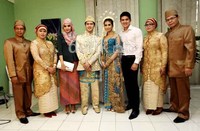 Sang kakak ipar, Irwansyah bersama istrinya Zaskia Sungkar turut hadir dalam acara prosesi akad nikah mereka dan menyempatkan diri untuk berfoto bersama.