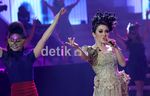 Aksi Panggung Spektakuler Syahrini