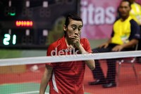 Atlet bulutangkis tunggal putri PON DKI Jakarta Bellaetrix Manuputty mengalahkan lawanya, atlet tuan rumah dengan tiga set (16-21,21-16,21-9), di Veneus Bulutangkis, Pekanbaru, Riau.