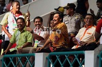 Menpora Andi Alifian Mallarangeng meninjau langsung venue-venue dan menyaksikan pertandingan.
