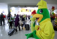 Maskot PON XVIII Riau Burung Serundit, menyambut kedatangan para kontingen PON dari berbagai daerah.