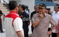 Dengan seksama, Wapres Boediono mendengarkan penjelasan dari Gubernur Riau yang sekaligus ketua umum PB PON, Rusli Zainal, mengenai kondisi teranyar Stadion Rumbai. Lucas Aditya/detikSport.