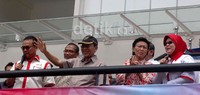 Wapres Bodiono juga menyempatkan diri untuk meninjau venue avara pembukaan, Stadion Utama Riau. Di sana Boediono sempat memberikan lamaian tangan kepada masyarakat yang hadir. Lucas Aditya/detikSport.