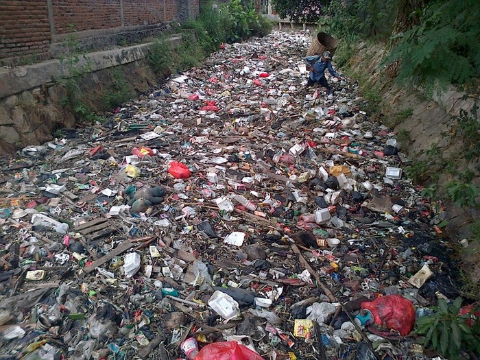 Hiii! Sungai Sampah Bau Sepanjang 5 Km Ada di Jakarta Timur