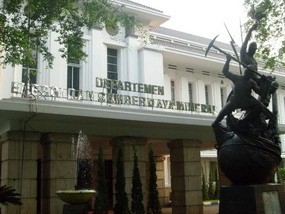 Mobil Dinas Pejabat Kementerian ESDM Kumpul di Hotel Sultan, Ada Apa?