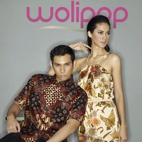 Batik Shirt & Dress: Iwan Tirta. Pants: Edbe by Eddy Betty. Photographer: Nurulita. Stylist: Ferdy Thaeras. Assistant Stylist: Eya Ekasari. Make-up & Hair-do: Bubah Alfian (085258933556). Model: Paula Verhoeven & Iaz.