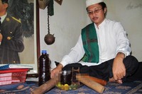 Bisa dibilang, Mak Erot merupakan terapi alternatif paling legendaris di Indonesia karena konon sudah ada sejak zaman penjajahan Jepang. Mak Erot yang jago memperbesar ukuran alat vital ini memang sudah meninggal, namun beberapa orang yang mengaku keturunannya terus melanjutkan praktik tersebut misalnya H Syaefulloh yang berpraktik di Kebon Sirih, Jakarta Pusat. (Foto: detikHealth)