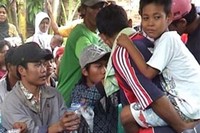 Ponari, bocah asal Jombang, Jawa Timur mendadak tenar berkat sebuah batu yang disebut-sebut punya kekuatan gaib. Ketika baru itu dicelupkan air, maka airnya bgisa menyembuhkan segala macam penyakit mulai dari asam urat hingga stroke. Praktik dukun cilik Ponari jadi fenomenal karena meski tidak memiliki basis ilmiah, antrean pasiennya begitu banyak. (Foto: detiknews).
