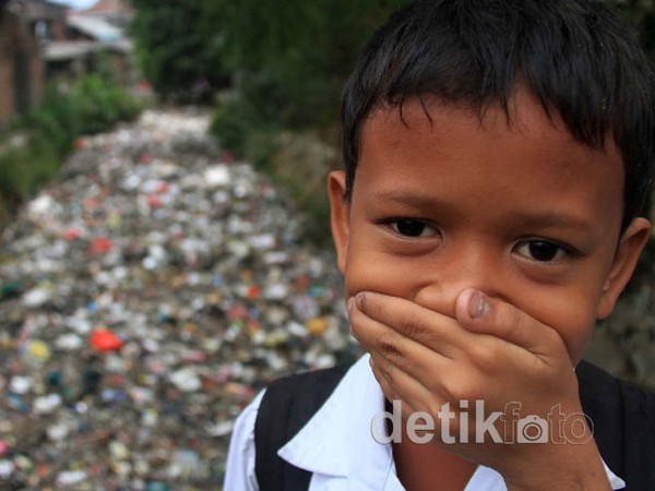 Sampah Sumbat Kali Batu Ampar