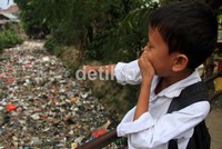Tumpukan sampah tersebut menimbulkan bau tidak enakTumpukan sampah yang dibiarkan tersebut memungkinkan terjadi luapan air