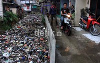 Warga tampak beraktivitas di sekitar sungai.