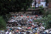 Sungai kecil di Batu Ampar, Condet, Jakarta Timur, dipenuhi sampah rumah tangga sehingga membuat aliran air berhenti, Senin (10/9/2012).