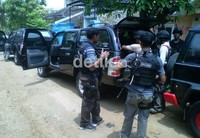 Polisi menjaga ketat area pada jarak 1 km dari bekas kontrakan Thorik. Tiga mobil Ford Ranger, 2 mobil Gegana, dan 1 Jeep, berada di lokasi. Hendrik/detikcom.