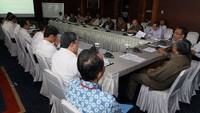 Menteri Riset dan Teknologi, I Gusti Muhammad Hatta, Direktur Utama PLN, Nur Pamudji dan sejumlah pejabat terkait melakukan pertemuan untuk mewujudkan adanya mobil listrik Indonesia di PLN Kantor Pusat, Jakarta, Senin (10/9). (Agus Trimukti)