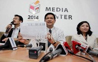 Ketua KPU Husni Kamil Malik menunjukan berkas rekapitulasi pendaftaran parpol saat mengumumkan partai yang boleh ikut verifikasi di Jakarta, Senin (10/9).