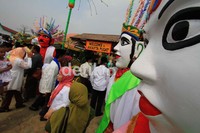 Warga Jakarta tumpah ruah di lokasi acara Lebaran Betawi. Sejak pagi mereka telah datang.