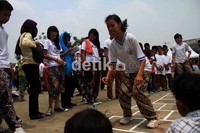 Siswa-siswi memainakan permainan dampu.