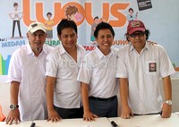 Eko berpose bersama sutradara dan penulis film Lupus saat jumpa pers di Warung Komando, kawasan Sahardjo Tebet, Jakarta Selatan, Senin (10/9/2012). (Gusmun/detikHot).