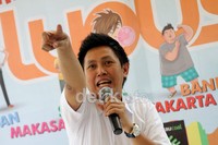 Tak hanya Eko, sang istri Viona pun ikut bergaya ala anak SMA dengan seragam putih abu-abunya. (Gusmun/detikHot).