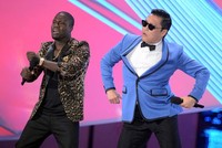 Si Oppa Gangnam Style Psy sukses mengguncang panggung MTV Video Music Awards 2012 yang baru saja digelar beberapa waktu lalu di LA Staples Center, Los Angeles. Kevin Winter/Getty Images.