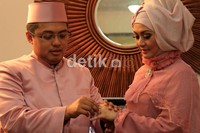 Artis Eddies Adelia dilamar bendahara Ikatan Sarjana NU (ISNU) Ferry Setiawan. Agung Pambudhy/detikHot.