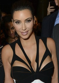 Kim terlihat seksi dalam balutan dress yang sedikit memamerkan dadanya. Eugene Gologursky/Getty Images.