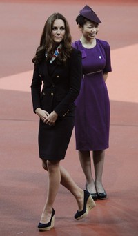 Kate Middleton bergaya ala pramugari saat menghadiri Paralympic Games 2012, London, Inggris, beberapa waktu lalu. Stefan Rousseau - WPA Pool/Getty Images.