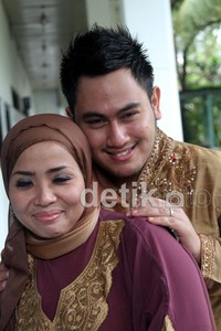 Nassar tampak ditemani sang istri, Muzdalifah saat hadir di acara DahSyat di studio RCTI, Kebon Jeruk, Jakarta Barat, Senin (10/9/2012). Gus Mun/detikHOT.