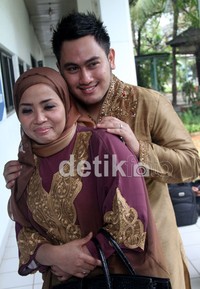 Pasangan tersebut pun pamer kemesraan saat berpose di depan kamera. Gus Mun/detikHOT.