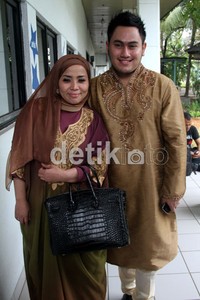 Nassar KDI tampil serasi dengan sang istri, Muzdalifah saat turut memeriahkan acara DahSyat di studio RCTI, Kebon Jeruk, Jakarta Barat, Senin (10/9/2012). Gus Mun/detikHOT.