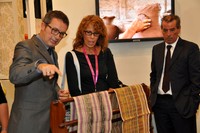 Berbagai produk furniture dan home decor unggulan Indonesia ditampilkan di stand Rumah Indonesia. Tampak beberapa pengunjung antusias terhadap kain tenun Ulap Doyo yang merupakan produk kerajinan berwawasan ramah lingkungan (eco-friendly) berasal dari Tanjung Isuy, Kalimantan Timur. (dok Kemendag).