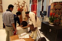Beberapa pengunjung antusias terhadap produk kerajinan keranjang anyaman sebagai pelengkap dekorasi ruang interior rumah. (dok Kemendag).