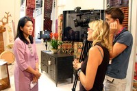 Ketua Delegasi Indonesia, Yasmin Gita Wirjawan diwawancarai oleh salah satu stasiun televisi lokal Italia di sela-sela pameran MACEF Expo 2012 di Milan Italia. Tahun ini Indonesia menggelar berbagai furniture dan produk unggulan home decor tanah air yang ditampilkan pada satu konsep stand yang dinamakan Rumah Indonesia. (dok Kemendag).