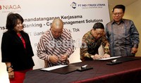 W. Adji Wibowo (Head of Transaction Banking CIMB Niaga) melakukan penandatanganan bersama Djendratna B Tedjaseputra (Direktur Treasury Indomobil Group) holding company Indotruck Utama dengan disaksikan oleh kedua saksi masing-masing pihak.