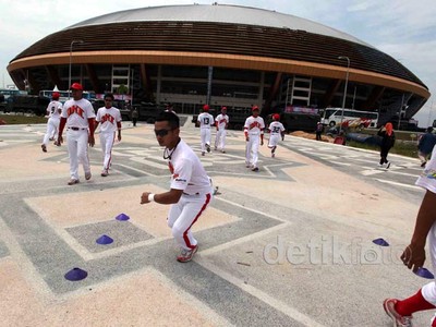 Tim Bisbol DKI Latihan di Halaman Stadion Riau