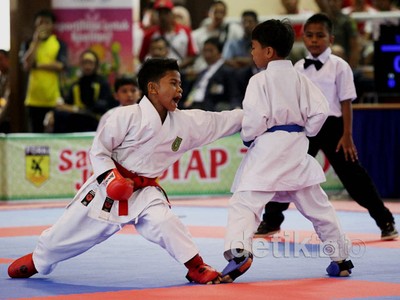 Duel Karateka Cilik Buka Cabang Karate PON XVIII