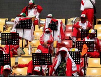 Matahari yang sangat terik membuat para pemain musik merasakan kepanasan saat melakukan gladi bersih PON XVIII Riau.